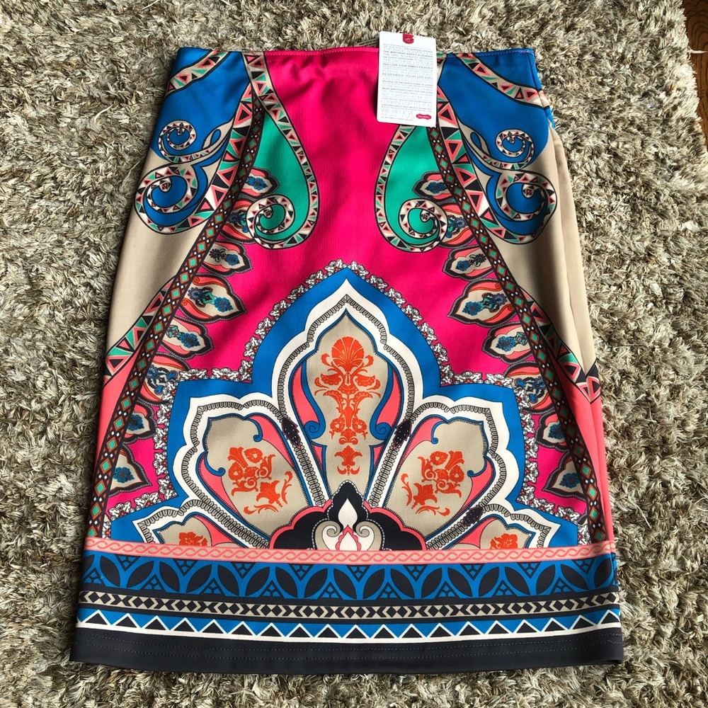 Multi color print stretch pencil skirt. Sz.S/M NEW